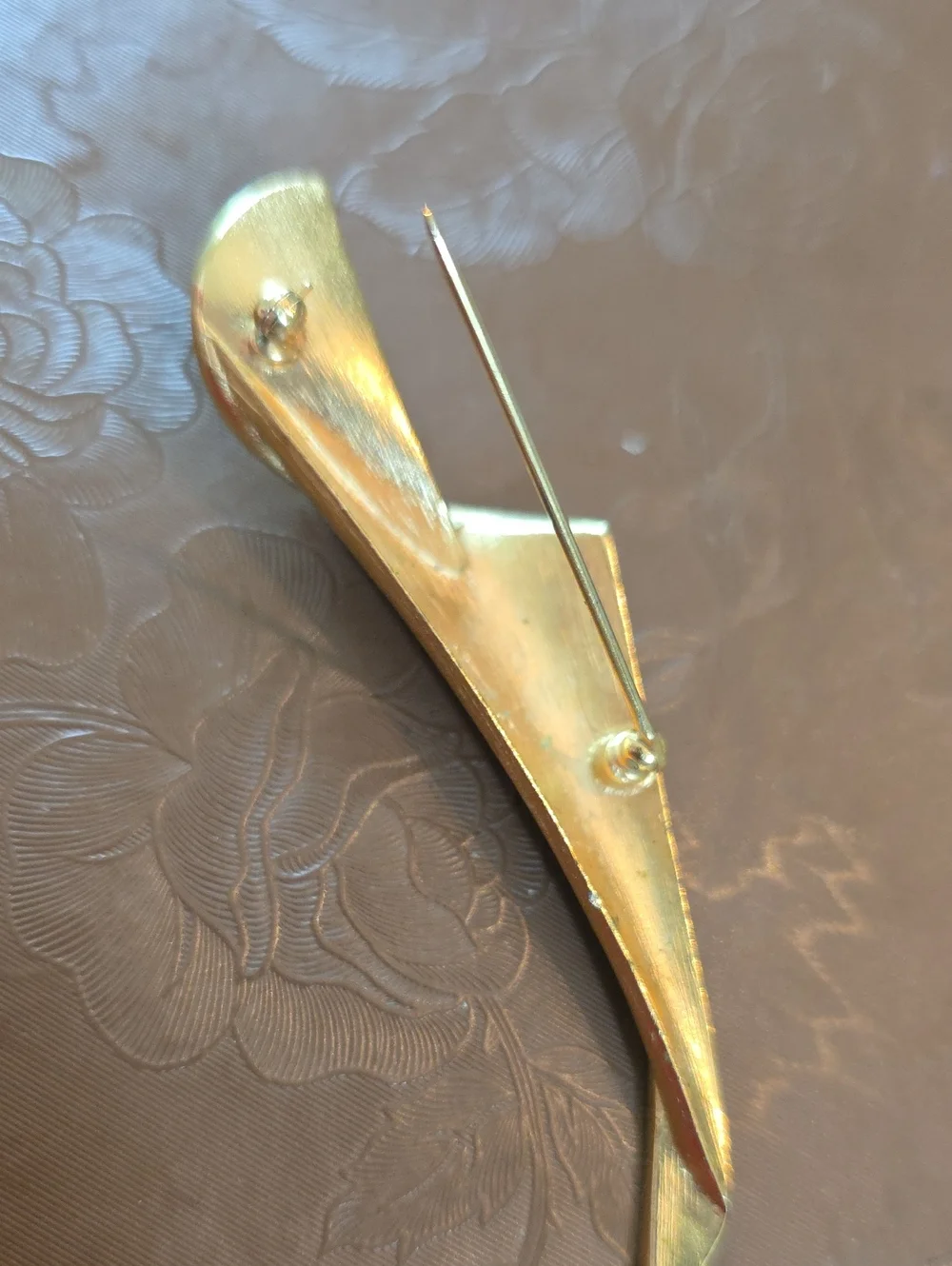 Trifari Vintage Gold Tone Signed Sculptural Ribbon Brooch. Mid-20th Century 3.5
